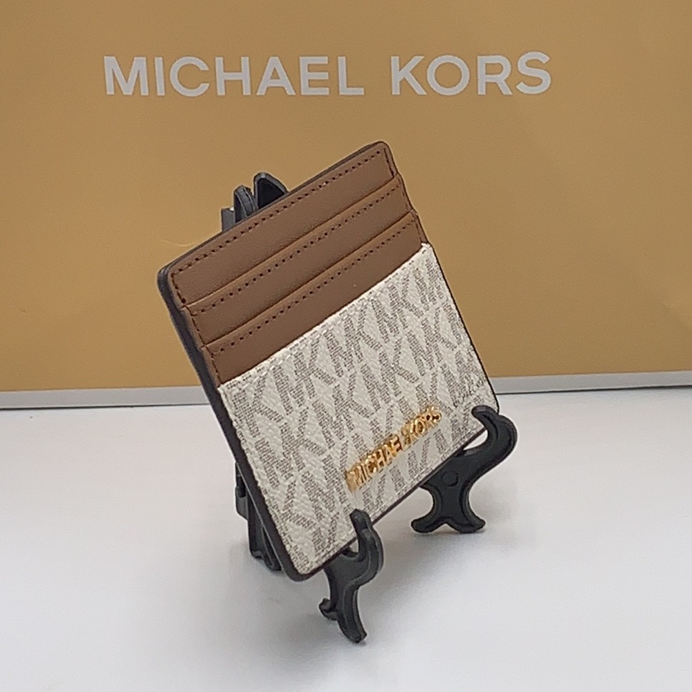MICHAEL KORS
Leather Large Card Holder Case Wallet
Vanilla signature col… - Picture 4 of 10